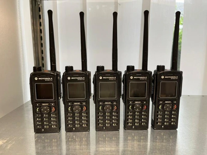 Fünf auf einem Tisch stehende Funkgeräte